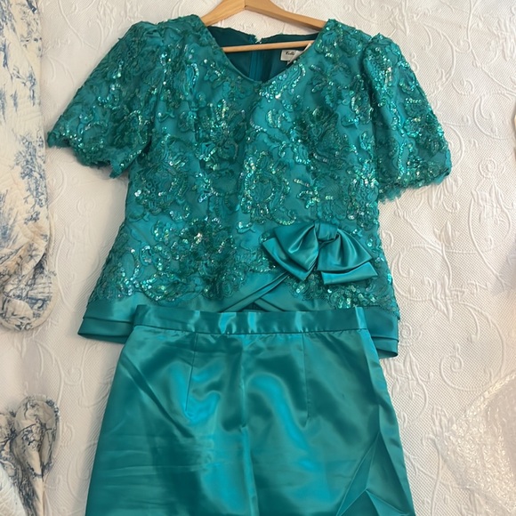 Women’s Matching Top & Skirt Set & Hat - Picture 6 of 14